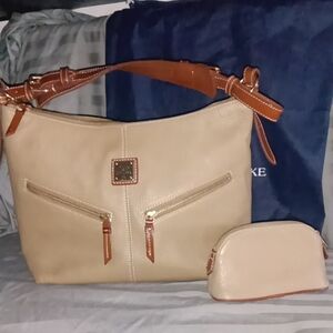 Chic Tan Leather Shoulder Bag with Brown Trim